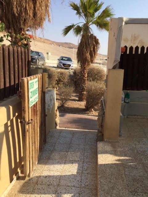הבית של דרורי Neve Zohar Exterior photo